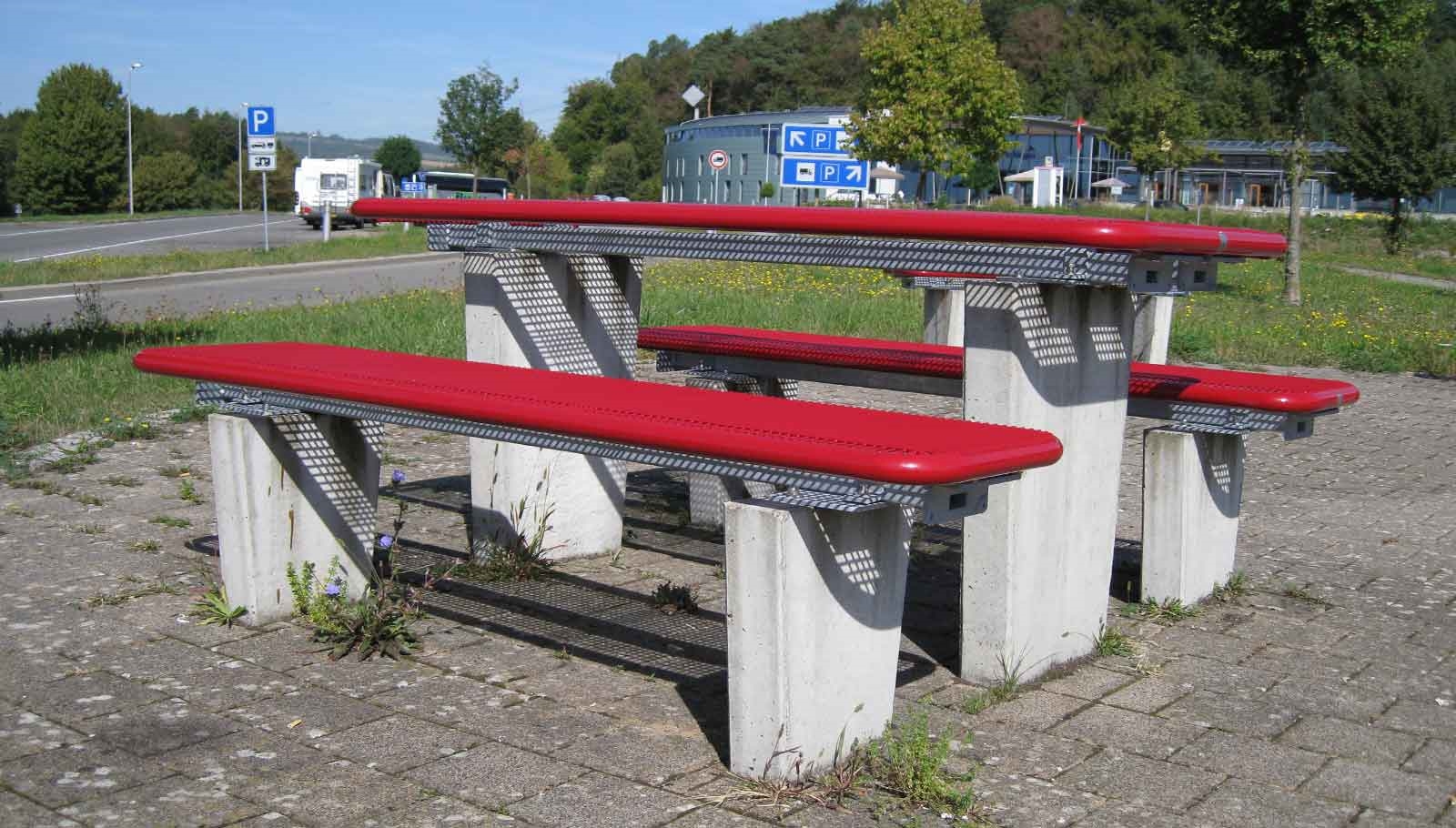 Bank und Tisch Rastplatz rot